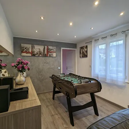 Spacieux Avec Sauna, Et Baby-foot, Proche Stations De - Fr-1-589-671 Landhaus *